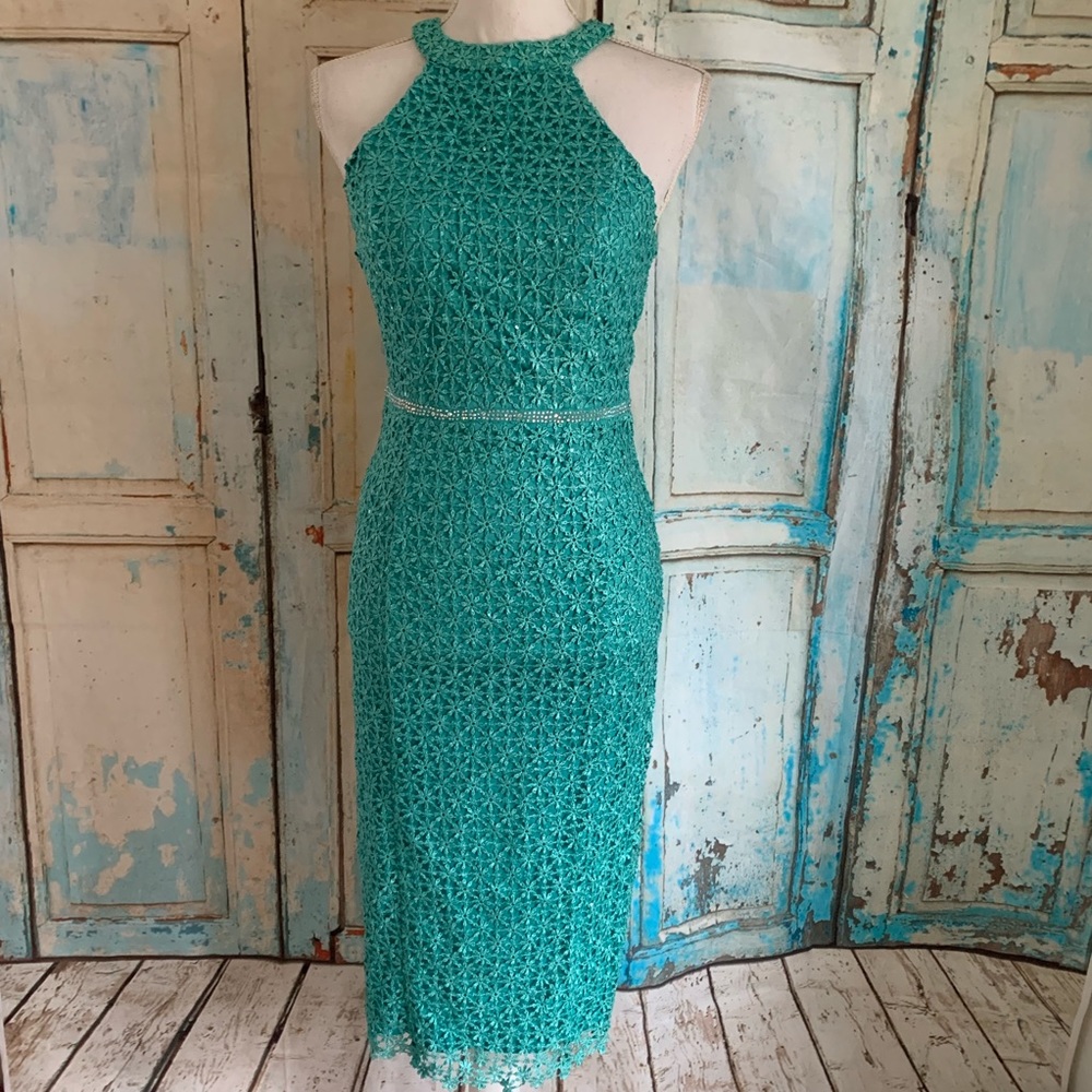 Lace midi dress back cutout green